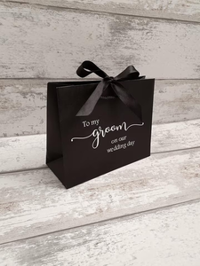 Sacs cadeaux en carton de luxe personnalisés avec impression à l'écran, logo personnalisé, sac d'emballage et poignée en ruban - Product Image 3