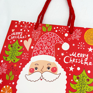 Sacs fourre-tout en papier kraft personnalisés pour Noël avec des motifs de flocons de neige, d'arbres et de rennes pour l'emballage de cadeaux - Product Image 4
