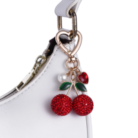 Bling strass kersen sleutelhanger met hartvormige haak parel fruit tas charme schattig dames handtas hanger sleutelring cadeau