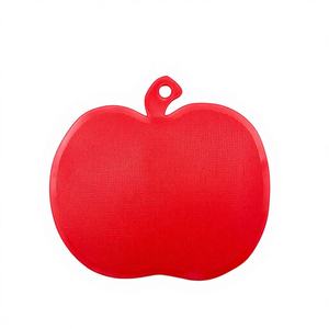 Planche à découper et à servir en plastique rouge légère en forme de pomme - Product Image 1