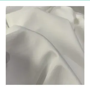 Microfiber 50D सुस्त यार्न सफेद 240 टी 67GSM चौड़ाई 2.4m लोचदार रंगे मुद्रित रजाई बना हुआ पॉलिएस्टर pongee कपड़े के लिए बिस्तर शीट