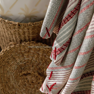 Manta de sofá tejida a mano de algodón suave con textura a rayas y borde de flecos de borlas hecho por artesanos tejedores indios - Product Image 1
