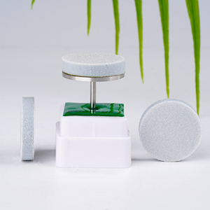 قرص صنفرة 25 من إيفا 50 باللون الأخضر من الألومنيوم لإزالة الكالس والباديكير - Product Image 2