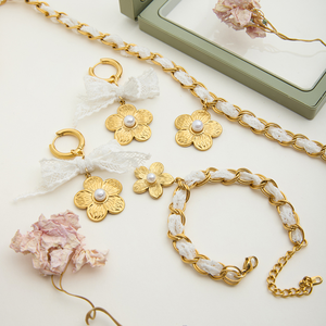 <span class=keywords><strong>Conjunto</strong></span> de joyas florales de acero inoxidable para mujer, collar de flores <span class=keywords><strong>con</strong></span> incrustaciones de perlas y <span class=keywords><strong>encaje</strong></span> en tono dorado, pulsera, pendientes de <span class=keywords><strong>aro</strong></span> para bodas - Product Image 6