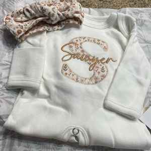 Kaiyue eleganti vestiti per bambini di marca con Logo personalizzato a manica lunga ricamato autunno inverno in cotone bianco con dormienti eleganti tutine per bambini - Product Image 4