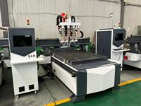Machine de fraisage CNC ATC Xunke robuste 1325 avec broche de refroidissement par air 9KW et changeur d'outils 12 positions pour la conception 3D de meubles