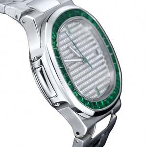 Nouvelle montre-bracelet pour homme de haute qualité, style hip-hop, boîtier en forme d'oreiller, bracelet en acier inoxydable, lunette sertie de pierres vertes, cadran entièrement serti de diamants, affichage de la date - Product Image 3