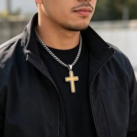 Collier croix en acier inoxydable pour homme, pendentif croix brossé avec bordure couleur, chaîne maille gourmette, bijou religieux chrétien, cadeau pour lui