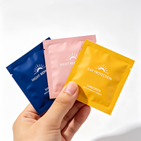 Sachet d'emballage cosmétique léger et flexible imprimé avec motifs personnalisés pour la vente au détail, les cadeaux et les kits d'essai