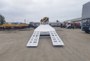 Camion de transport à plateau plat 6*4 avec grue à bras pliable - Product Image 6