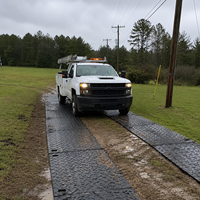Tapis de protection robustes en PE antidérapants 4x8 pour terrains boueux, marécageux, gazonnés et routes temporaires pour équipements lourds dans les champs pétrolifères