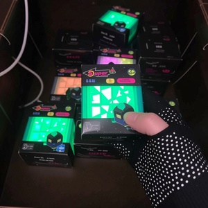 Nouveaux jouets sensoriels anti-stress en forme de cube lumineux mignon, jouets à presser en forme carrée, jouets sensoriels à presser, jouets sensoriels à presser en forme de cube, vente en gros - Product Image 1