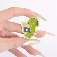 En gros, Badge en émail en forme de personnage de dessin animé 'Green Corner Little Person' pour boutiques de cadeaux, promotion et accessoire pour fans de dessins animés