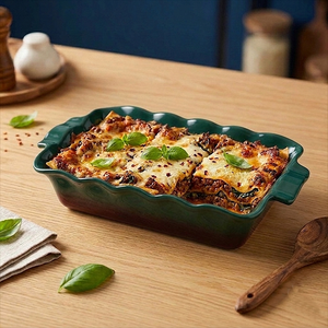 Plat à gratin rectangulaire en céramique vert forêt mat, élégant et moderne, à bords festonnés, pour la cuisson - Product Image 4
