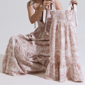 Robe d'été personnalisée à volants et smockée en tissu de coton imprimé maman et moi - Product Image 4