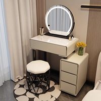 Coiffeuse compacte blanche avec plateau en verre trempé, armoire latérale interchangeable et miroir intelligent LED 3 couleurs pour petits espaces.