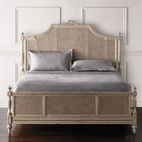 Meubles de chambre à coucher vintage français en bois et rotin, lits king et queen size, lit plateforme antique sculpté avec tête de lit tressée