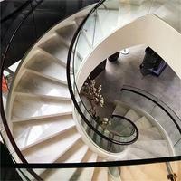 Escalier de luxe en marbre blanc/gris avec garde-corps en verre et lumières LED Escalier incurvé pour villa