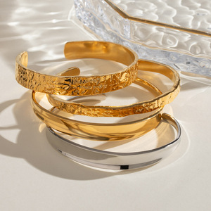 Bracelet jonc martelé plaqué or pour femme, design géométrique, bijou tendance, cadeau - Product Image 3