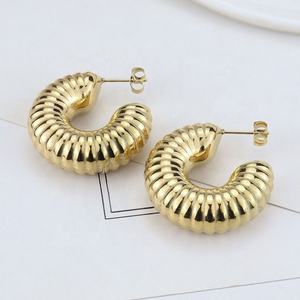 Pendientes de Aro en Forma de C Chapados en Oro para Mujer, Joyería Geométrica Gruesa de Aleación con Diseño Moderno de Rosca - Product Image 2