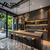 Îlot de cuisine moderne en quartzite avec évier et cuisinière pour l'intérieur, table d'îlot central ou cuisine