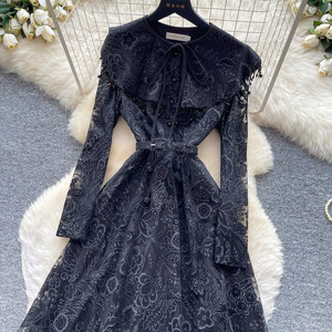 La nouvelle robe en dentelle pour femmes pr<span class=keywords><strong>é</strong></span>sente des manches longues, une taille haute, des lacets et une taille cintr<span class=keywords><strong>é</strong></span>e. C'est une robe <span class=keywords><strong>é</strong></span>l<span class=keywords><strong>é</strong></span>gante à coupe trapèze - Product Image 3