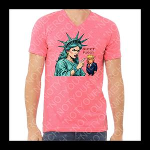 T-shirt Grafica Quiet Piggy Liberty Edition Unisex con Scollo a V, Manica Corta, 100% Cotone, Stampa Frontale, Per Tutte le Stagioni - Product Image 3