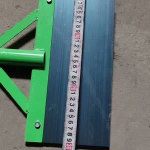 เครื่องขูดพื้นโลหะทนทาน ใบมีด 300 มม. สำหรับทำความสะอาดปศุสัตว์ เครื่องมือแบบมือถือพร้อมด้ามจับเหล็กยาว - Product Image 3