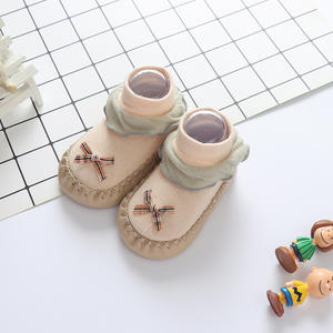Usine directement en Chine <span class=keywords><strong>pas</strong></span> <span class=keywords><strong>cher</strong></span> maison infantile personnalisé animaux imprime bébé chaussons chaussette chaussures pour enfants avec semelle en caoutchouc pour les enfants - Product Image 3