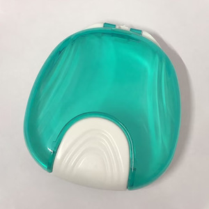 Estuche para dentaduras postizas con forma de concha de plástico con cierre de botón para almacenamiento de retenedores de ortodoncia, colores azul claro y blanco - Product Image 3