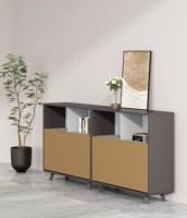 Meuble de bureau contemporain avec étagères de présentation, compartiments de rangement fermés et pieds surélevés pour zone de réception