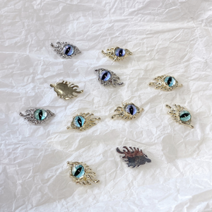 20 Pièces/sac Décoration d'ongles en alliage métallique 3D, style Œil <span class=keywords><strong>du</strong></span> <span class=keywords><strong>Diable</strong></span> vertical, cool et unique, or et argent, avec cristal et zircon - Product Image 4