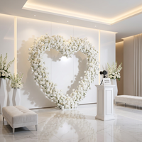 Arche de mariage élégante en roses blanches, arrangement floral rond personnalisé et raffiné pour toile de fond de cérémonie moderne en boutique