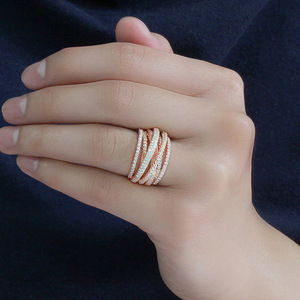 Anello da Donna con Design a Strati Incrociati - Product Image 2