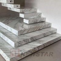Escaliers en marbre blanc avec éclairage LED, marches en pierre naturelle de Chine Newstar, design de marches d'escalier en carrelage.
