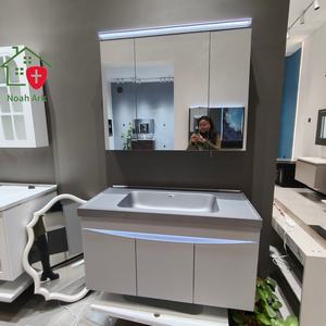 Nuevo gabinete de baño blanco con cuerpo de tres puertas y lavabo con encimera gris - Product Image 3