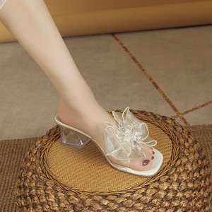 Sandales à talons carrés style féerique avec fleurs et cristaux pour femme, talon épais, grande taille, bout carré, talon moyen, tongs d'été - Product Image 1