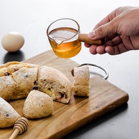 Taza medidora de vidrio mini al por mayor con mango de madera, 50/75/100ml para espresso, jarabe y repostería