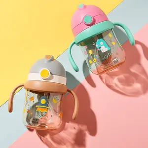 Kinder Kinder Cartoon Tiers chule Trinkwasser Stroh flasche Schwerkraft Ball Stroh Baby Tasse mit Griff Wasser flasche