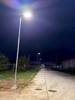 Lampadaire solaire étanche IP66 60W avec batterie LiFePO4, télécommande LED, construction en alliage d'aluminium, garantie de 3 ans