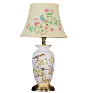 Lampe de table design oiseaux blancs classique avec abat-jour découpé au laser pour décoration de maison, bureau, hôtel, salon, chambre à coucher, lampe de chevet