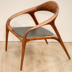 Fauteuil d'appoint contemporain en bois de noyer avec structure en bois massif, accoudoirs incurvés et finition à grain ouvert naturel PISANO - Product Image 5