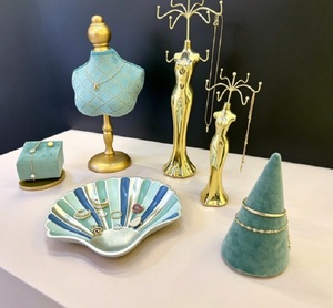 Set Espositore per Gioielli Stile Oceano con Vassoio a Conchiglia, Velluto Turchese Premium e Supporto Dorato per Collane e Anelli - Product Image 2