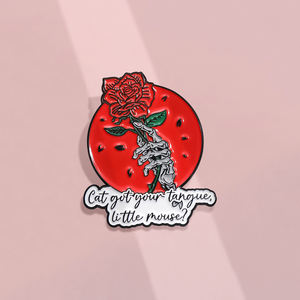 Gato tiene <span class=keywords><strong>tu</strong></span> lengua pequeño ratón esmalte Pin oscuro Romance Haunting Adeline cita broche solapa insignia joyería regalos para amigos - Product Image 3