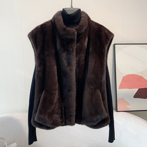 Gilet Corto di Lusso in Vera Pelliccia di Visone d'Allevamento Ecosostenibile con Scollo a V per Donna, Stile Casual, Colore Marrone Naturale - Product Image 1