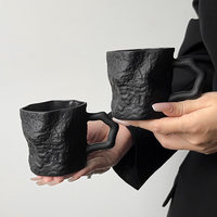 Verre à motif glacial noir minuit, design irrégulier effet roche-branche, avec anse de repose, tendance créative, polyvalent et esthétique