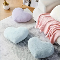 Coussin décoratif en velours rose vif en forme de cœur JM unisexe avec logo brodé, rembourré de coton PP
