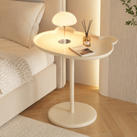 Table d'appoint moderne en plastique crème en forme d'ours avec fonction de levage intégrée pour canapé de salon dans les petits appartements
