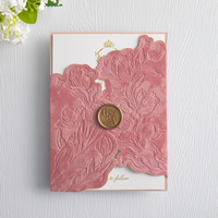Invitations de mariage exquises en velours rose poudré découpées au laser avec un design floral gaufré élégant, cartes d'invitation de luxe