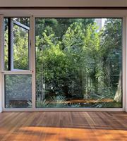 Fenêtre à battant en aluminium à cadre étroit, finition noire minimaliste, double vitrage trempé pour vue panoramique moderne sur la maison